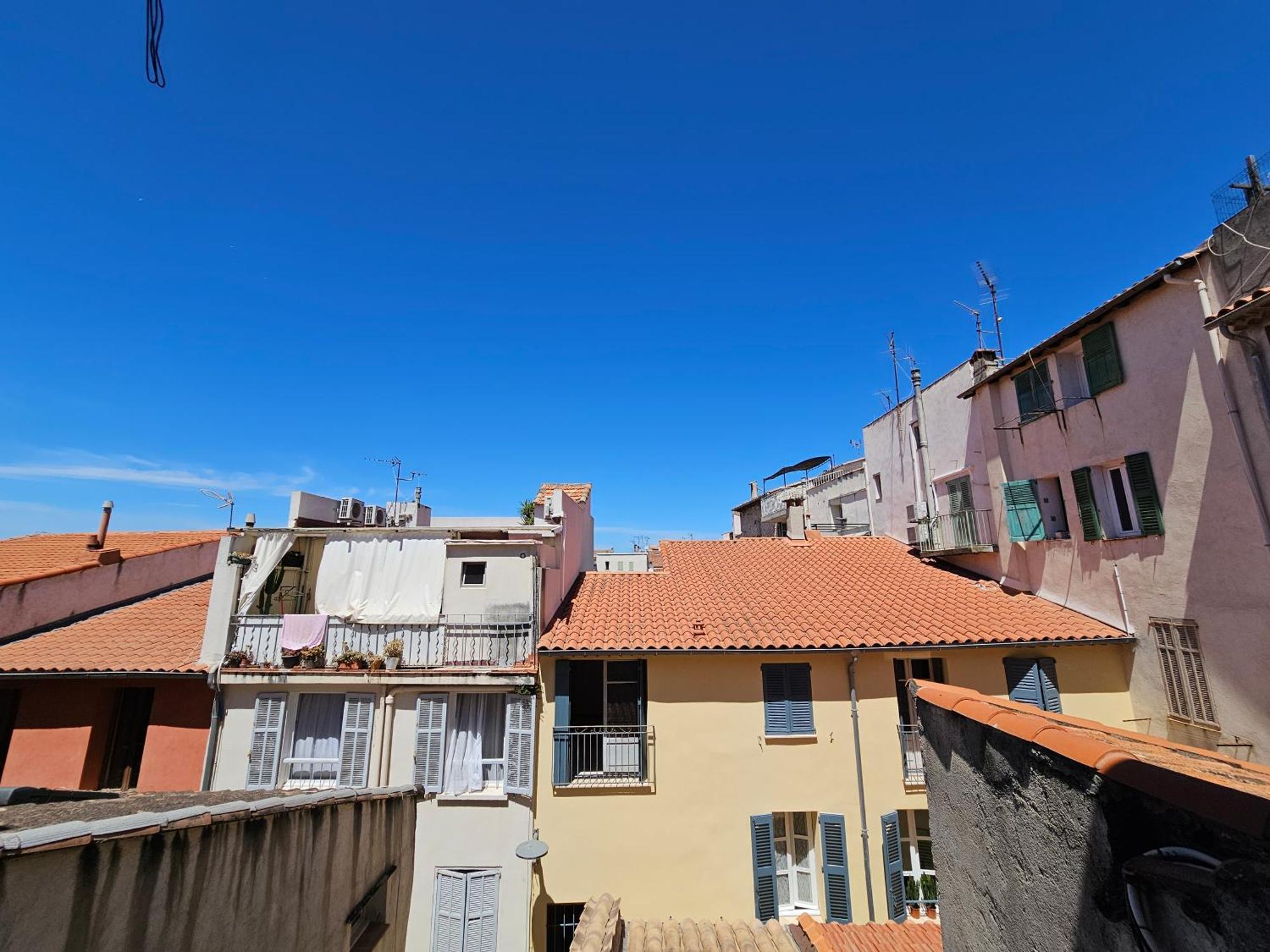2 Pieces Au Coeur Du Vieil * Antibes